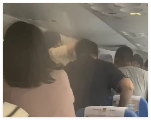 廈航飛機客艙充電寶疑起火 多方回應 這也太嚇人了