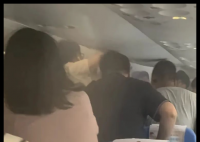 廈航飛機客艙充電寶疑起火 多方回應(yīng) 這也太嚇人了