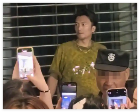 歌迷狂追“謝霆鋒”拍照 安保:假的! 究竟是怎么回事？