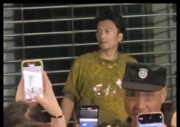 歌迷狂追“謝霆鋒”拍照 安保:假的! 究竟是怎么回事？