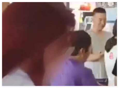 乘客在機(jī)場阻止插隊被扇耳光 內(nèi)幕實在讓人驚個呆