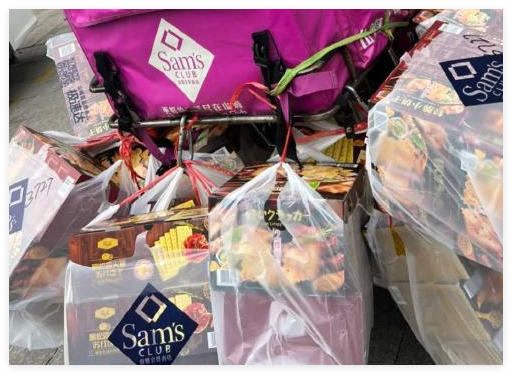 山姆配送員電動(dòng)車(chē)掛滿大件貨物 看得人又傻眼又擔(dān)憂