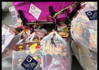 山姆配送員電動車掛滿大件貨物 看得人又傻眼又擔(dān)憂