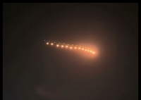 山東河北現(xiàn)串珠型不明發(fā)光飛行物 究竟是怎么回事？