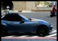 臺(tái)灣一男子開(kāi)敞篷跑車(chē)搶劫14萬(wàn)金鏈 這也太膽大妄為了