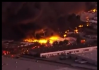 美國一飛機墜毀 附近大樓被撞 究竟是怎么回事？