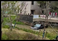 醉駕男子車(chē)內(nèi)酣睡 醒來(lái)發(fā)現(xiàn)在河中 究竟是怎么回事？