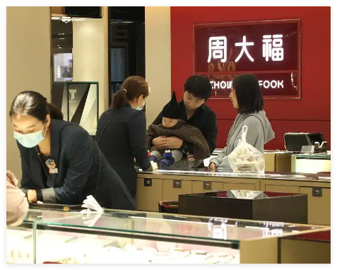 金價暴漲三四線城市金店撐不住了 為什么漲這么多？