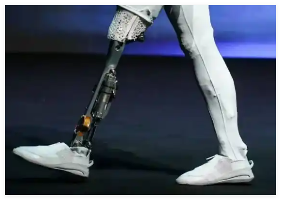 何小鵬再回應(yīng)機(jī)器人里藏真人質(zhì)疑 究竟是怎么回事？