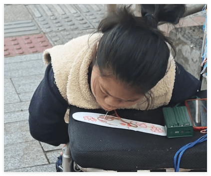 單親媽媽手腳殘疾 用嘴繡鞋墊養(yǎng)家 繡鞋墊售賣(mài)已有一年多