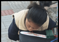 單親媽媽手腳殘疾 用嘴繡鞋墊養(yǎng)家 究竟是怎么做到的？